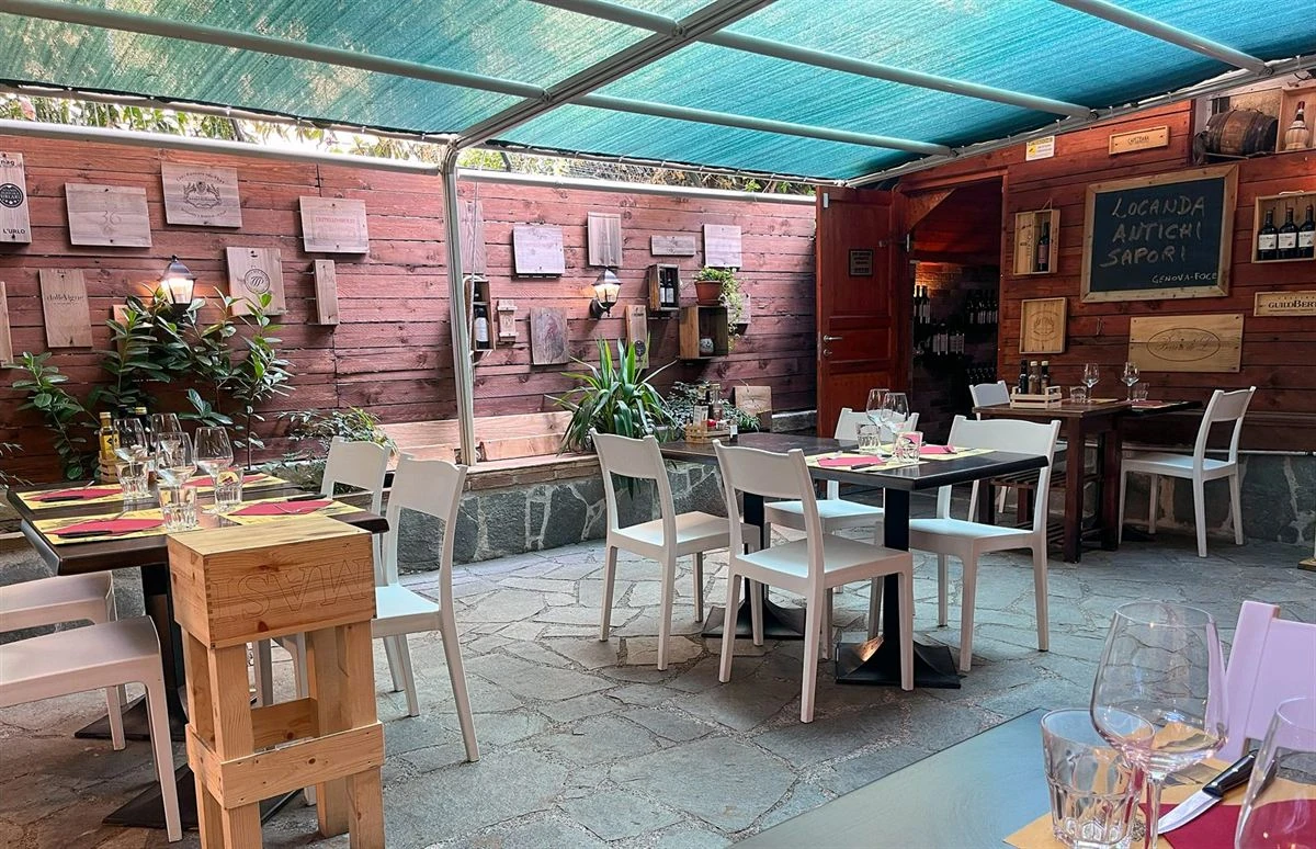 Tavoli apparecchiati nel giardino