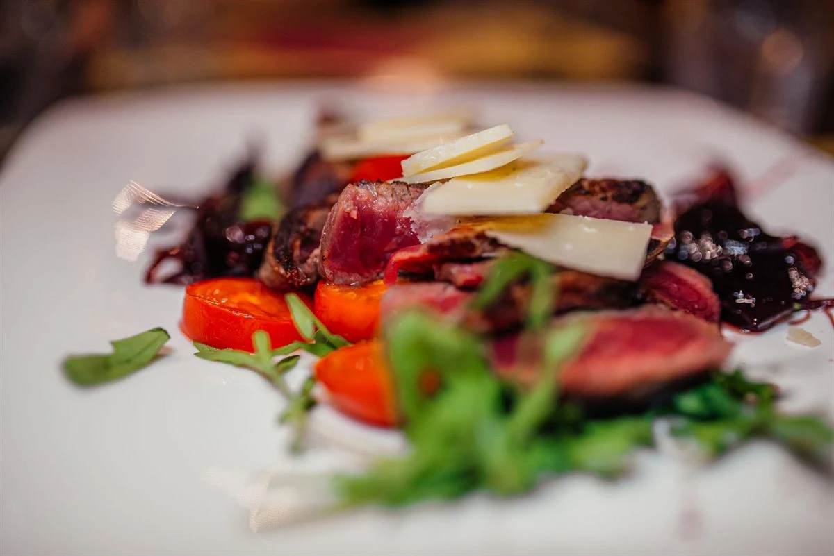 Tagliata con rucola e scaglie di grana